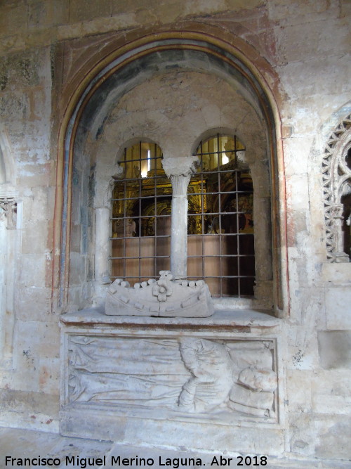 Catedral Vieja. Capilla de San Salvador - Catedral Vieja. Capilla de San Salvador. Ventana derecha y sepulcro