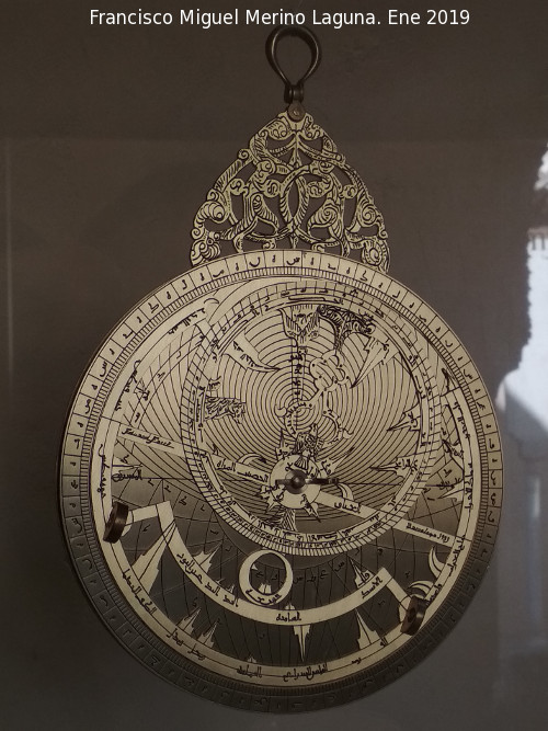 Astrolabio - Astrolabio. Reproduccin del Astrolabio de Abu Bakr al Ibari. Palacio Dar Al-Horra - Granada