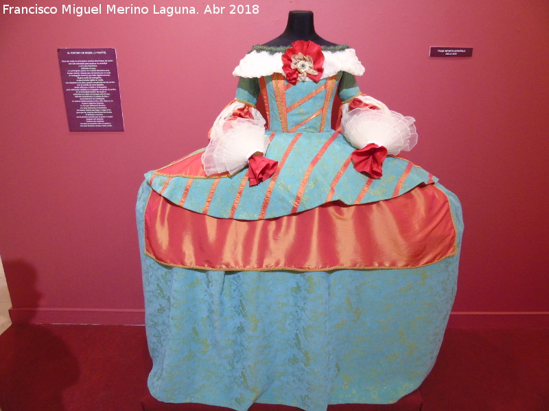 Ropa femenina en el Siglo XVII - Ropa femenina en el Siglo XVII. Vestido de infanta. Exposicin Palacio Episcopal Salamanca