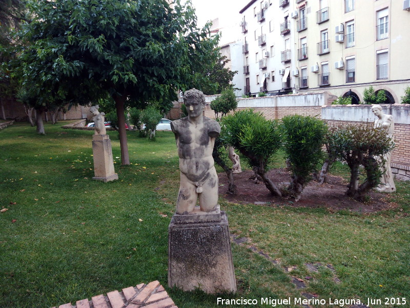 Escuela de Arte Jos Nogu - Escuela de Arte Jos Nogu. Esculturas en el jardn