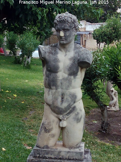 Escuela de Arte Jos Nogu - Escuela de Arte Jos Nogu. Escultura en el jardn