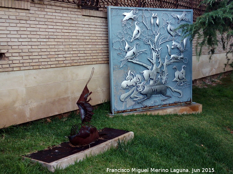 Escuela de Arte Jos Nogu - Escuela de Arte Jos Nogu. Esculturas en el jardn