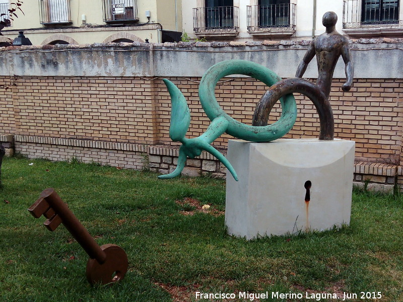 Escuela de Arte Jos Nogu - Escuela de Arte Jos Nogu. Escultura en el jardn