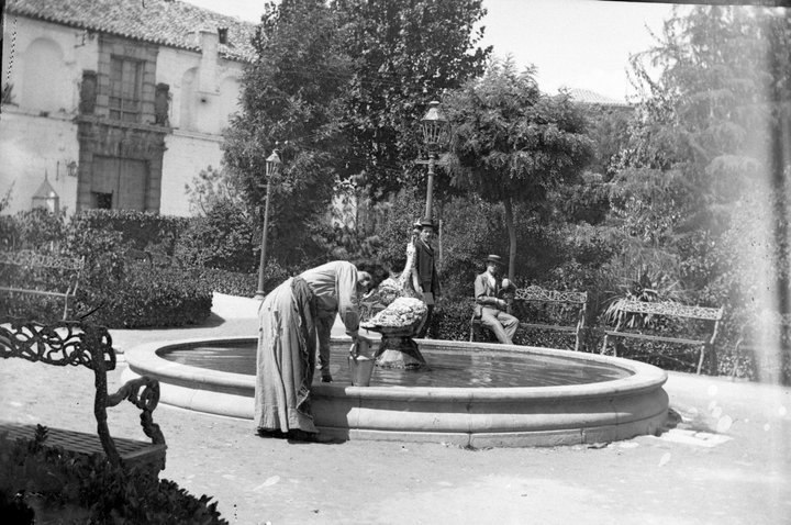 Plaza Den Mazas - Plaza Den Mazas. Foto antigua. Plaza Dean Mazas, con la fuente del pato