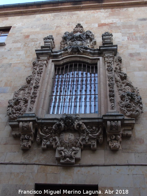 Iglesia de San Isidoro - Iglesia de San Isidoro. Ventana camarn barroca de la iglesia conservada en la fachada a la Calle Libreros.