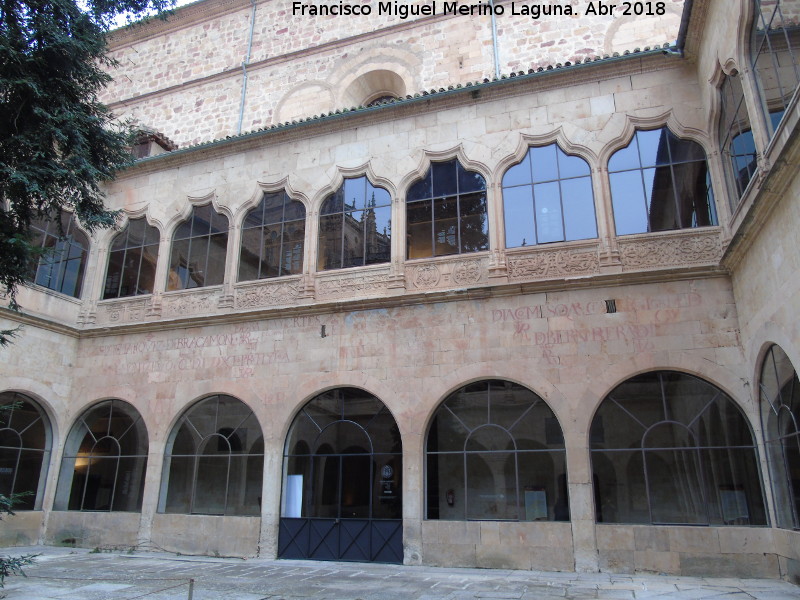 Escuelas Mayores. Patio - Escuelas Mayores. Patio. Siete emblemas