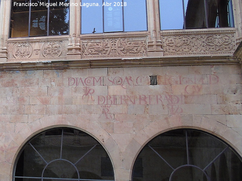 Escuelas Mayores. Patio - Escuelas Mayores. Patio. Emblemas y vtores