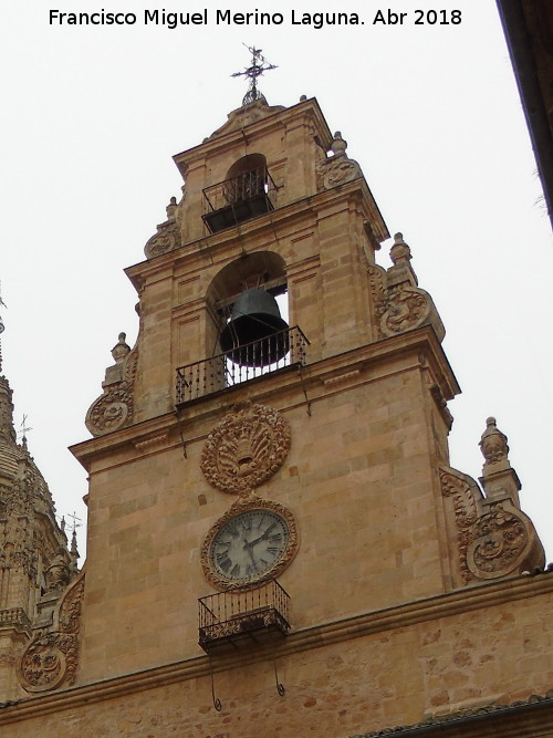 Escuelas Mayores. Capilla - Escuelas Mayores. Capilla. Espadaa y reloj