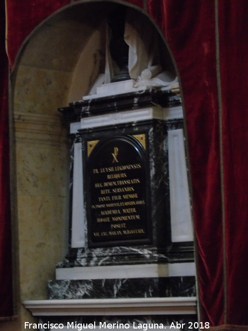 Escuelas Mayores. Capilla - Escuelas Mayores. Capilla. Cenotafio de Fray Luis de Len