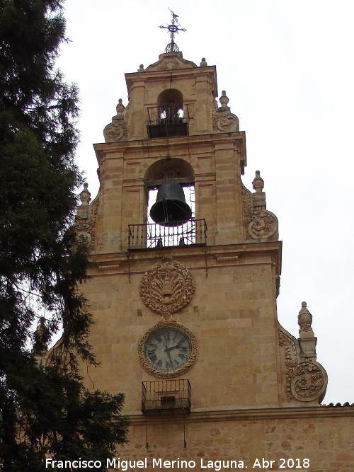 Escuelas Mayores. Capilla - Escuelas Mayores. Capilla. Espadaa y reloj