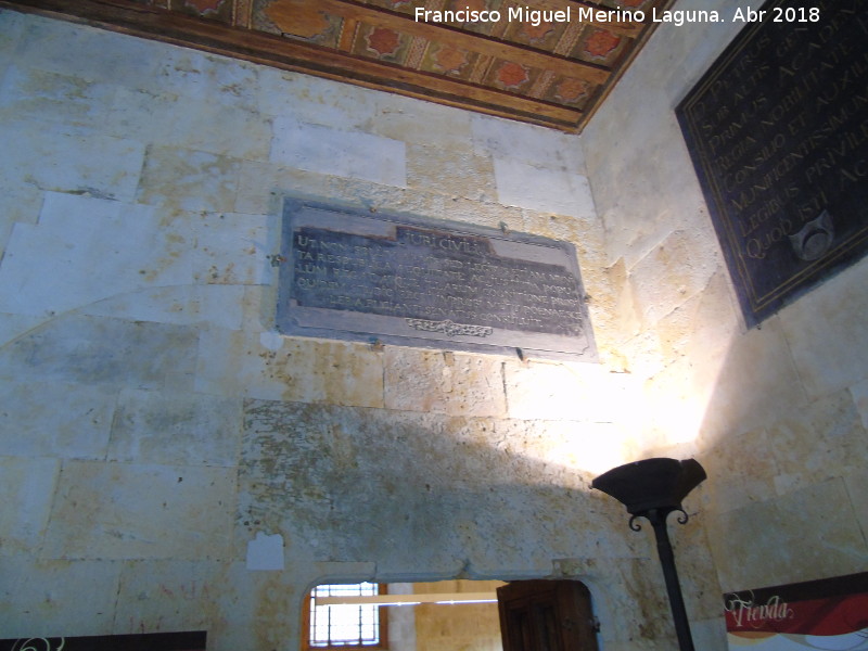 Escuelas Mayores. Aula de la Columna - Escuelas Mayores. Aula de la Columna. Cartela a la entrada