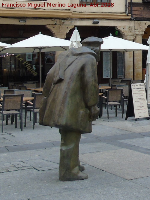 Monumento al poeta Adares - Monumento al poeta Adares. Con sus soportales al fondo