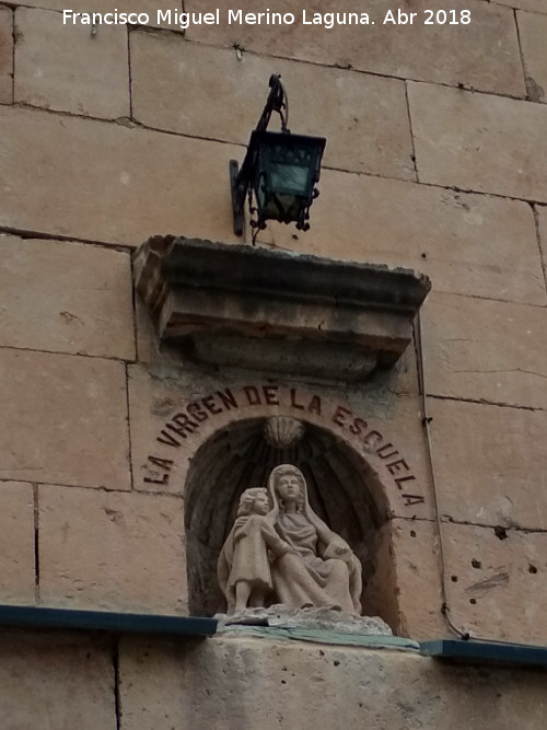 Iglesia de San Julin y Santa Basilisa - Iglesia de San Julin y Santa Basilisa. Hornacina de la Virgen de la Escuela