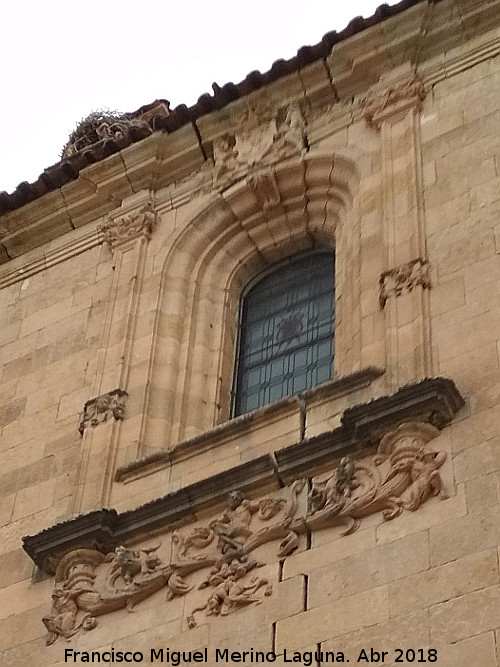 Colegio del Arzobispo Fonseca - Colegio del Arzobispo Fonseca. Ventana de la capilla