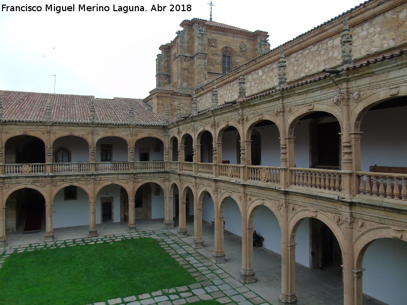Colegio del Arzobispo Fonseca - Colegio del Arzobispo Fonseca. Coleccin de relojes populares de Andrs Santiago Zarzuelo 1800-1925. Universidad de Salamanca