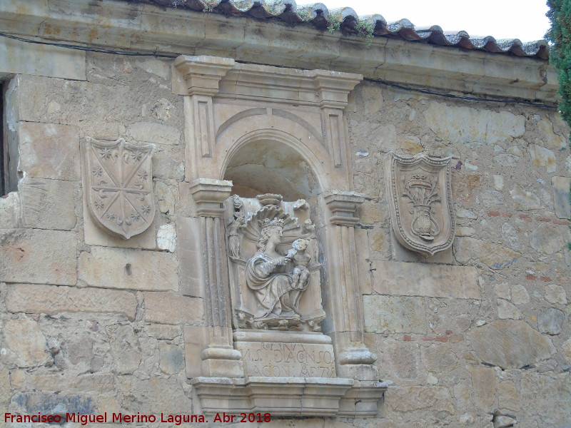 Convento de las Dueas - Convento de las Dueas. Escudos y hornacina lateral