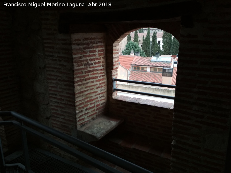 Torre del Marqus de Villena - Torre del Marqus de Villena. Ventana y bancos