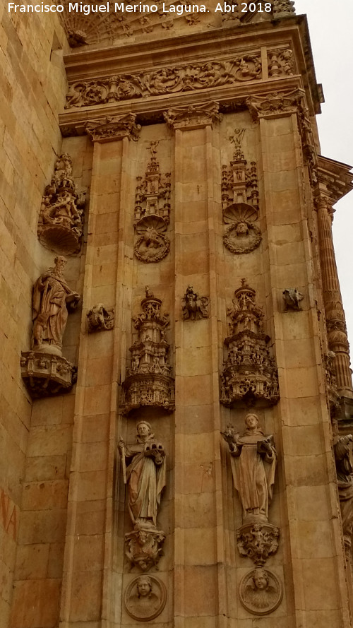 Convento de San Esteban. Portada - Convento de San Esteban. Portada. Estatuas laterales