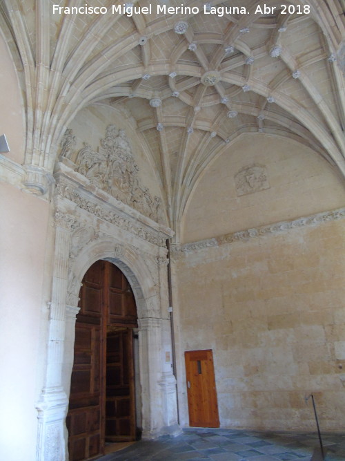 Convento de San Esteban. Claustro - Convento de San Esteban. Claustro. Puerta de San Pedro Mrtir