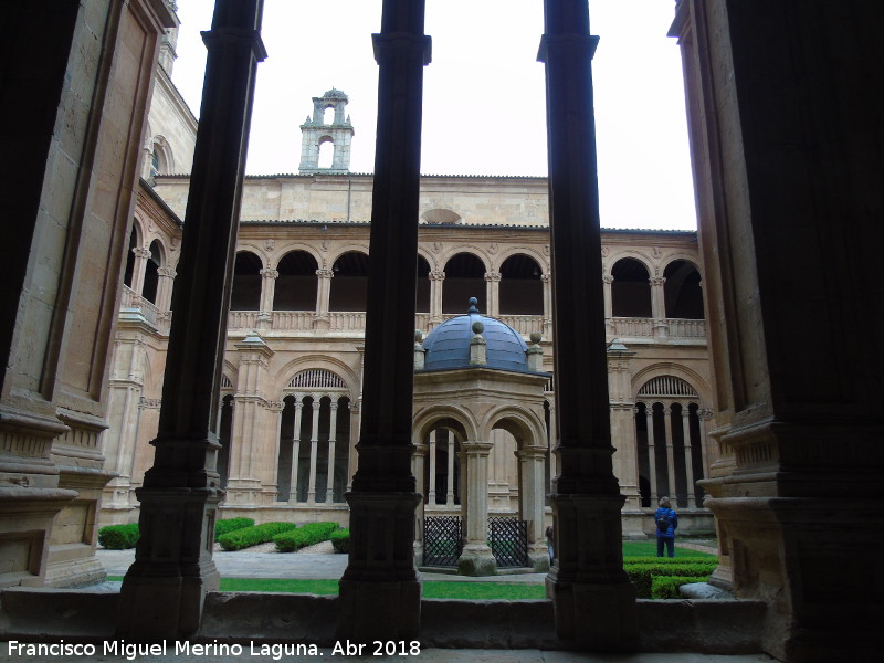 Convento de San Esteban. Claustro - Convento de San Esteban. Claustro. Templete