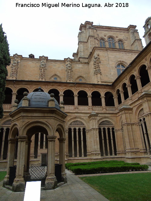 Convento de San Esteban. Claustro - Convento de San Esteban. Claustro. Templete