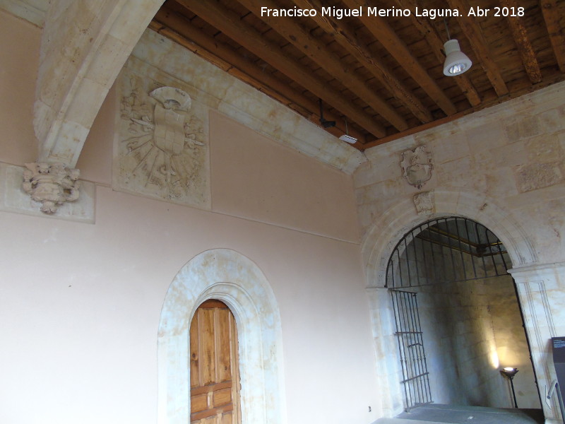 Convento de San Esteban. Claustro - Convento de San Esteban. Claustro. Escudos en la galera alta