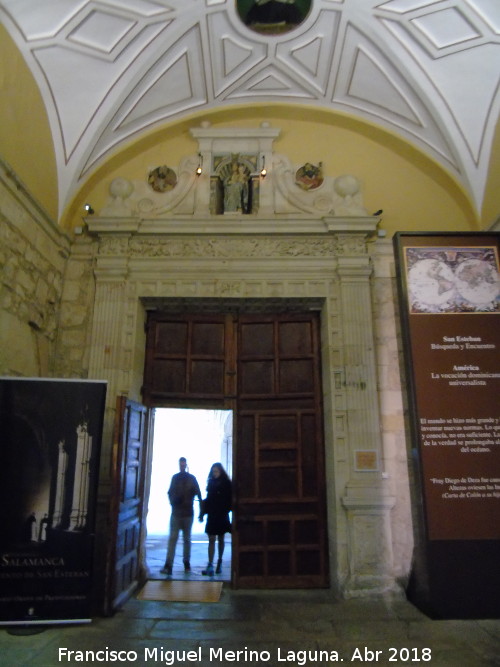 Convento de San Esteban. Atrio - Convento de San Esteban. Atrio. Puerta al Claustro
