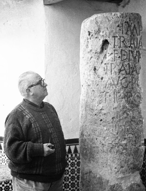 Necrpolis del Salido Alto - Necrpolis del Salido Alto. Cronista Joaqun Mercado junto al miliario