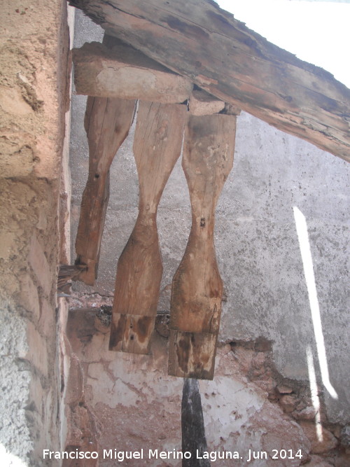 Cortijo de La Magdalena - Cortijo de La Magdalena. Restos de la barandilla de madera