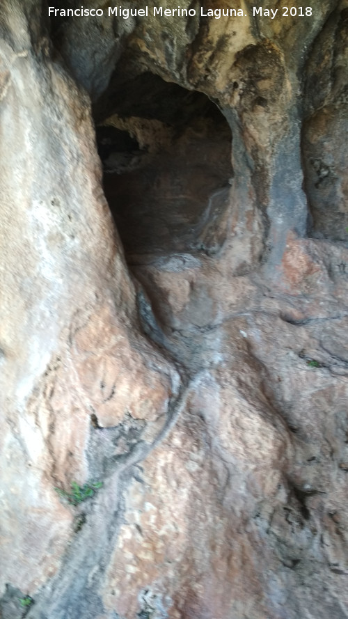 Cueva Baja de la Paraisa - Cueva Baja de la Paraisa. Canalizacin tallada