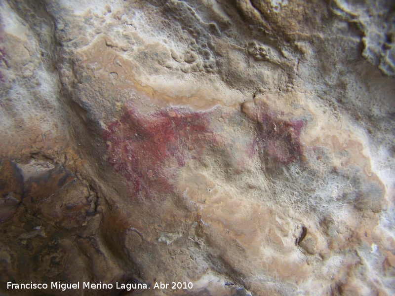 Pinturas rupestres de la Cueva de los Herreros Grupo XI - Pinturas rupestres de la Cueva de los Herreros Grupo XI. Dos cnidos inferiores centrales muy desvados