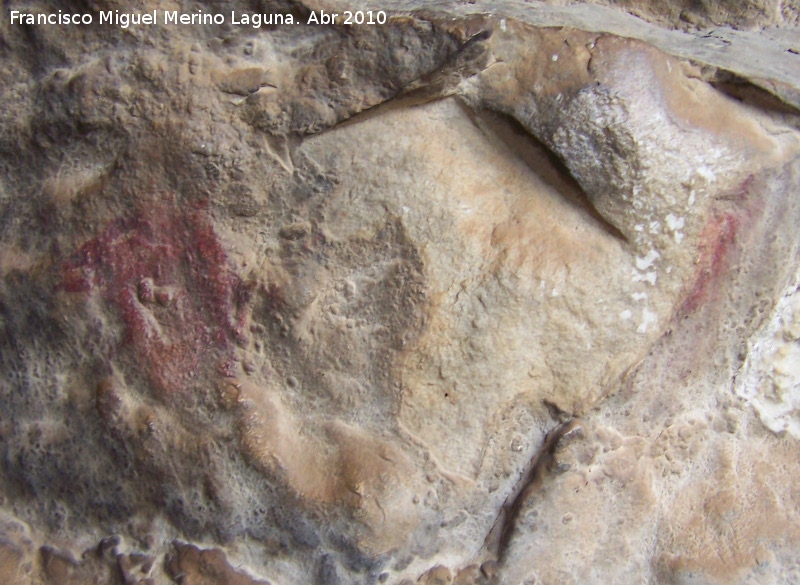 Pinturas rupestres de la Cueva de los Herreros Grupo XI - Pinturas rupestres de la Cueva de los Herreros Grupo XI. Cnido y barra vertical izquierdos del subgrupo superior