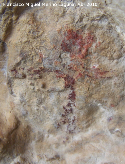 Pinturas rupestres de la Cueva de los Herreros Grupo IX - Pinturas rupestres de la Cueva de los Herreros Grupo IX. Antropomorfo cruciforme con arco de piedra