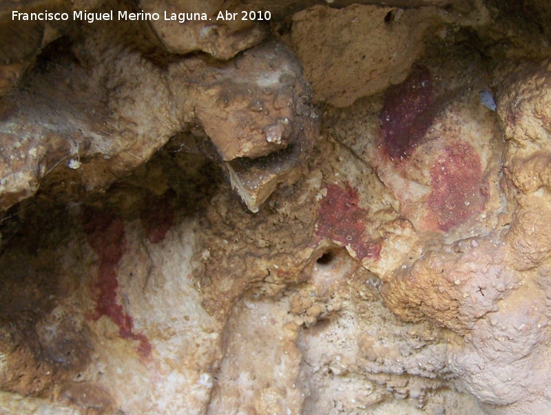 Pinturas rupestres de la Cueva de los Herreros Grupo VIII - Pinturas rupestres de la Cueva de los Herreros Grupo VIII. Figura vertical y tres digitaciones