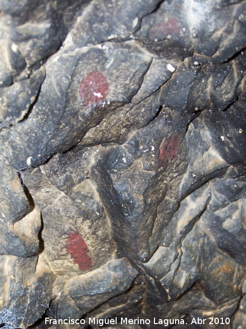Pinturas rupestres de la Cueva de los Herreros Grupo V - Pinturas rupestres de la Cueva de los Herreros Grupo V. Puntos y barra del techo