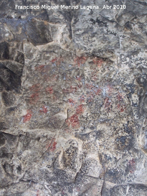 Pinturas rupestres de la Cueva de los Herreros Grupo IV - Pinturas rupestres de la Cueva de los Herreros Grupo IV. Antropomorfo con forma de raspa