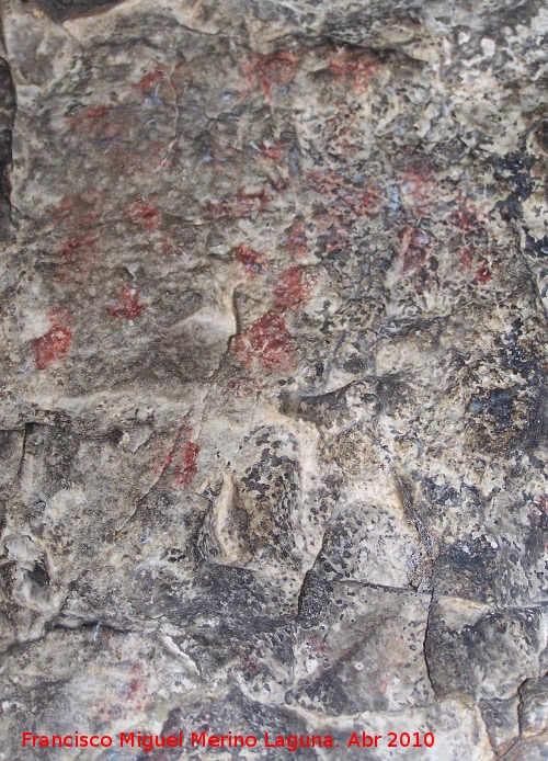 Pinturas rupestres de la Cueva de los Herreros Grupo IV - Pinturas rupestres de la Cueva de los Herreros Grupo IV. Antropomorfo con forma de raspa