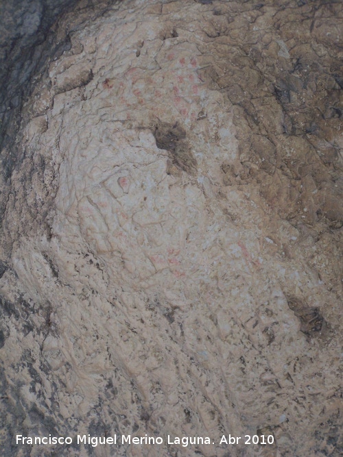 Pinturas rupestres de la Cueva de los Herreros Grupo I - Pinturas rupestres de la Cueva de los Herreros Grupo I. Parte izquierda con los puntos y la barra