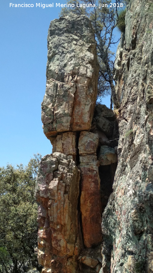 El Puntal - El Puntal. Estrato vertical de cuarcita