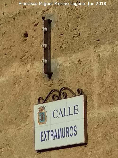 Calle Extramuros - Calle Extramuros. Placa y restos de la primera electrificacin