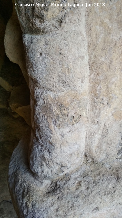 Grabado de la Cueva de la Pea de la Grieta - Grabado de la Cueva de la Pea de la Grieta. Fuste o cilindro tallado