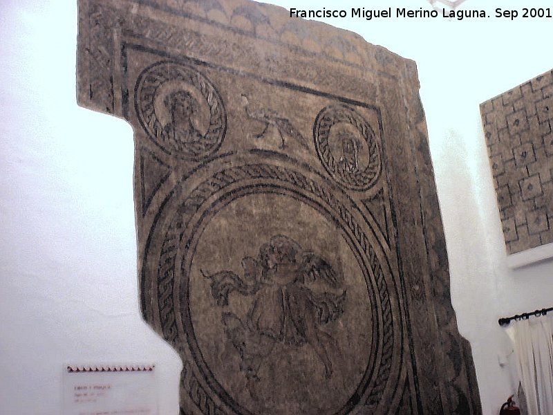 Plaza de la Corredera - Plaza de la Corredera. Eros y Psique encuadrados con los bustos de las cuatro estaciones III-IV d.C.