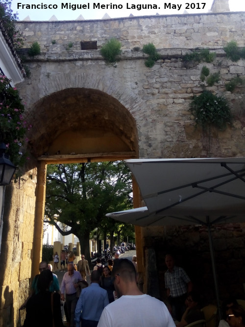 Puerta de Almodvar - Puerta de Almodvar. Intramuros