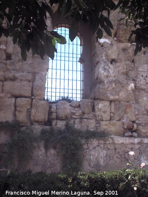 Alczar de los Reyes Catlicos - Alczar de los Reyes Catlicos. Ventana con arco rabe y pinturas cristianas en el muro del patio