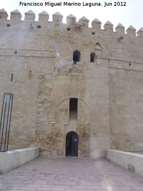 Torre de la Calahorra - Torre de la Calahorra. Entrada desde el puente