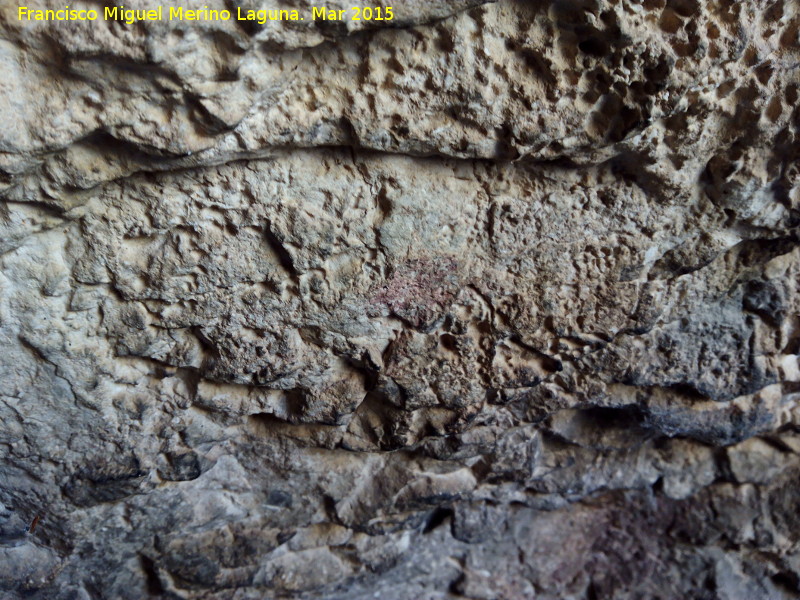Pinturas rupestres del Covacho de los Herreros - Pinturas rupestres del Covacho de los Herreros. Mancha que por donde se encuentra en la roca parece un ojo