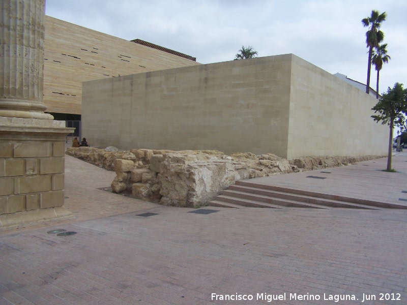 Murallas de Crdoba - Murallas de Crdoba. Muralla romana junto a la Puerta del Puente