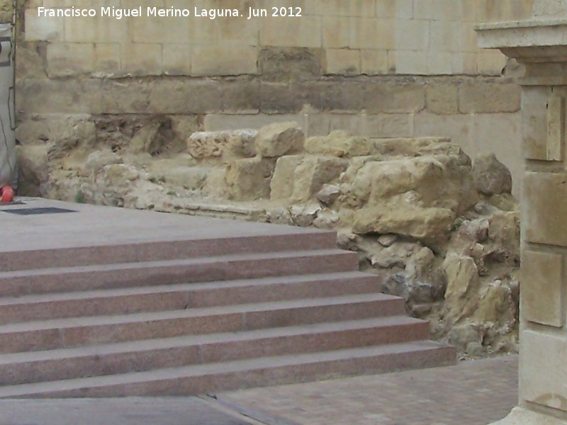 Murallas de Crdoba - Murallas de Crdoba. Muralla romana junto a la Puerta del Puente