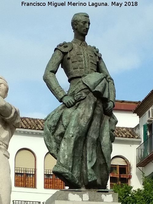Monumento a Manolete - Monumento a Manolete. Estatua