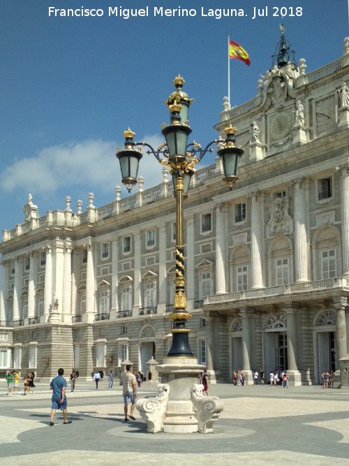 Palacio Real. Plaza de la Armera - Palacio Real. Plaza de la Armera. Farola